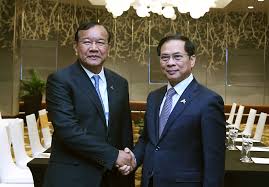 Phó Thủ tướng, Bộ trưởng Ngoại giao Bùi Thanh Sơn gặp Phó Thủ tướng, Bộ trưởng Ngoại giao và Hợp tác quốc tế Campuchia Prak Sokhonn nhân dịp tham dự Diễn đàn tương lại ASEAN lần thứ hai